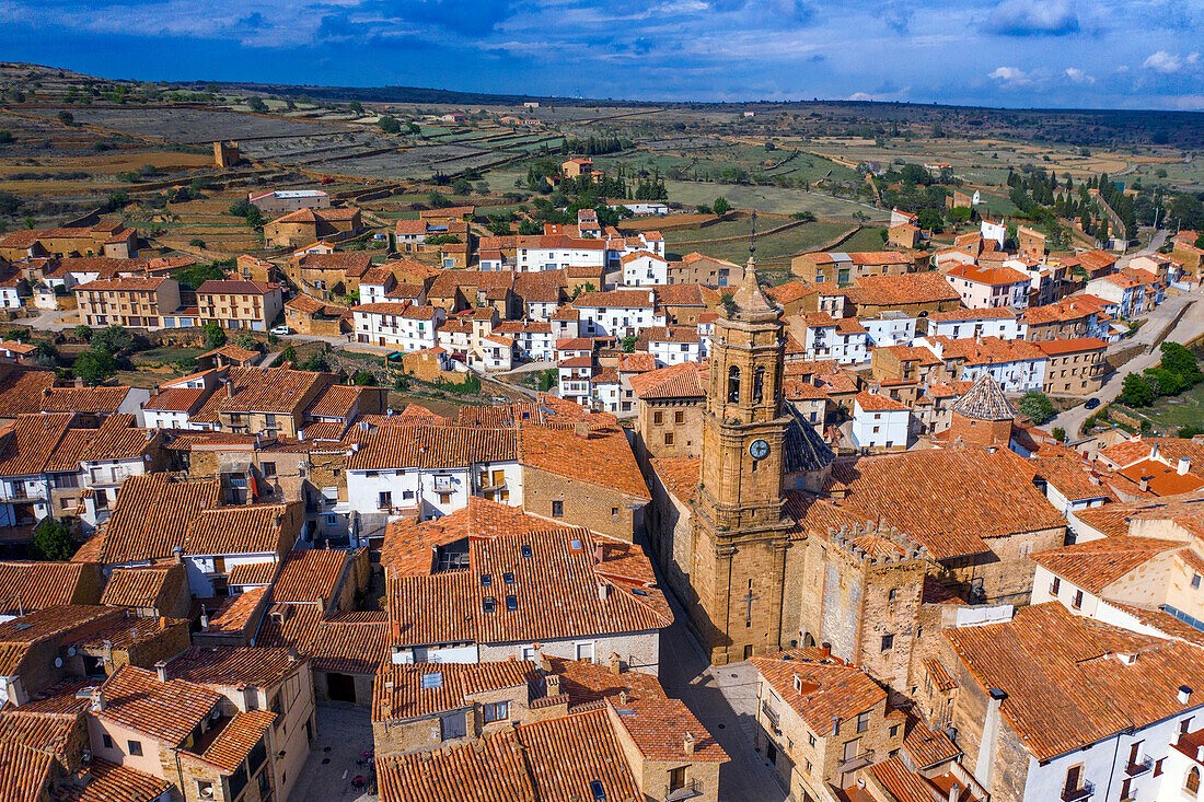 Luftaufnahme des Glockenturms der Kirche der Läuterung und des Nublos-Turms, La Iglesuela del Cid, Teruel, Aragonien, Spanien