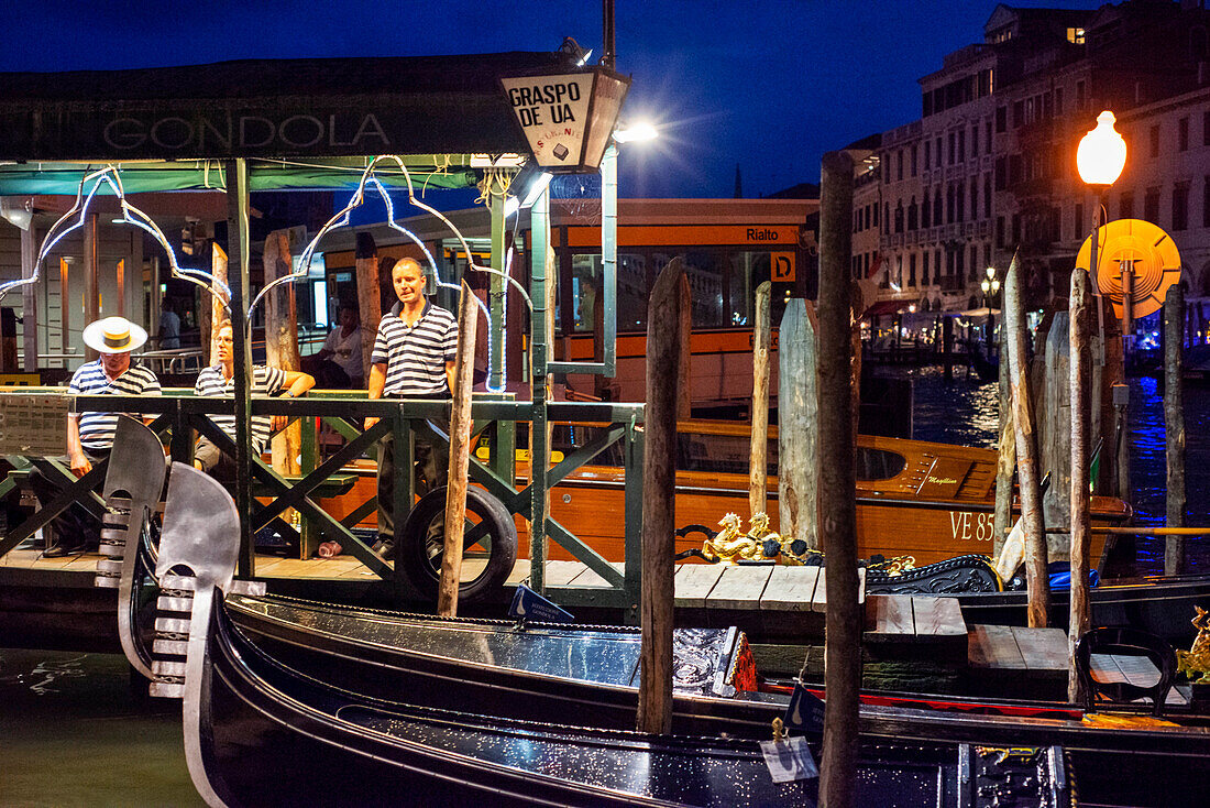 Gondoliere auf der Rialto-Brücke. Gondeln mit Touristen auf dem Canal Grande, neben der Fondamenta del Vin, Venedig, UNESCO, Venetien, Italien, Europa