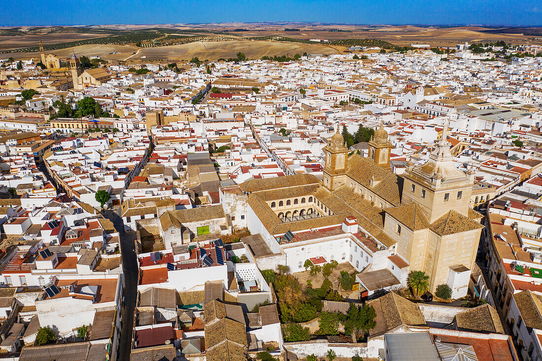 Luftaufnahme der Altstadt von Marchena in der Provinz Sevilla in Andalusien im Süden Spaniens. Iglesia convento mercedario de San Agustin