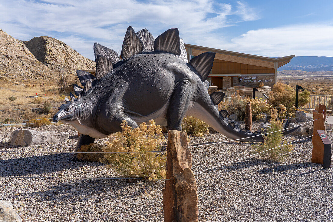 Großes Modell eines Stegosaurus-Dinosauriers vor dem Besucherzentrum im Dinosaur National Monument bei Jensen, Utah