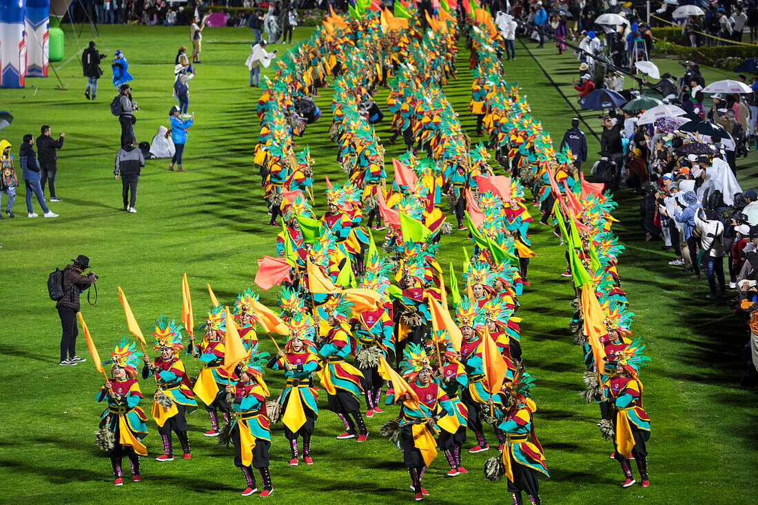 Der Negros y Blancos-Karneval in Pasto, Kolumbien, ist ein lebhaftes kulturelles Spektakel, das sich mit einem Übermaß an Farben, Energie und traditioneller Inbrunst entfaltet