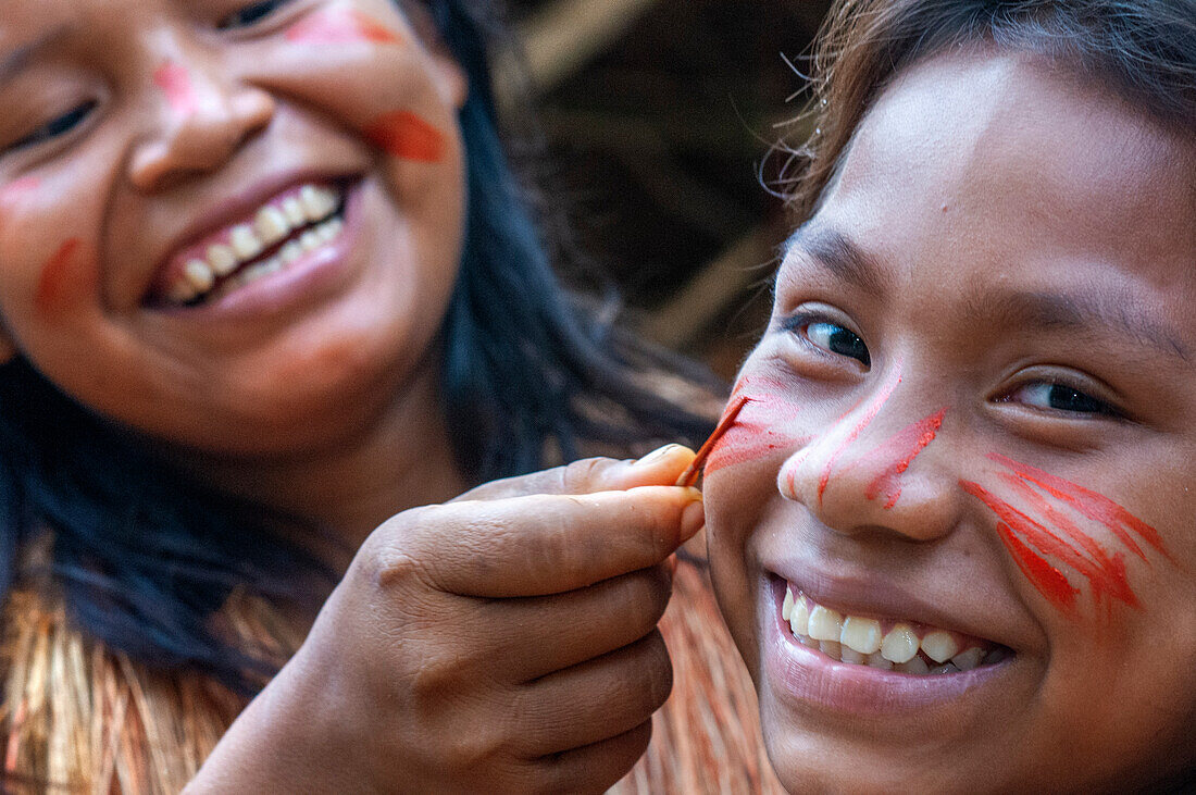 Tattoo-Malerei, Yagua-Indianer, die in der Nähe der amazonischen Stadt Iquitos, Peru, ein traditionelles Leben führen