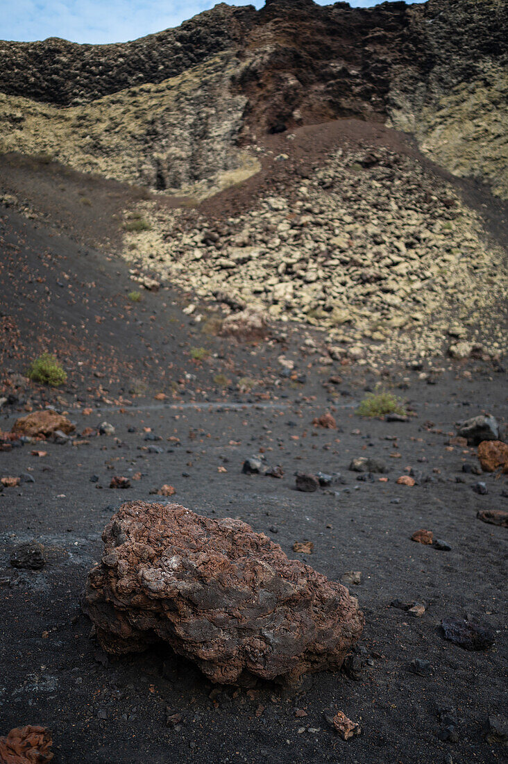 Volcan del Cuervo (Krähenvulkan), ein Krater, der über einen Rundweg in einer kargen, felsigen Landschaft erkundet wird