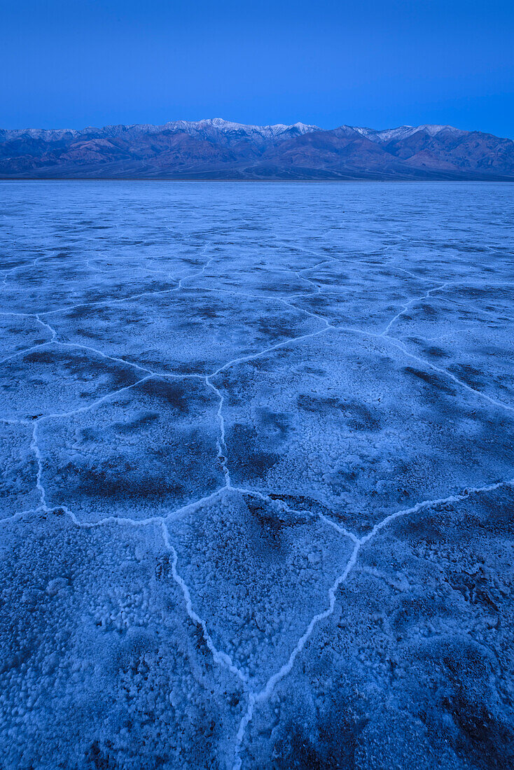 Salzformationen im Badwater Basin während der blauen Stunde im Death Valley National Park, Kalifornien