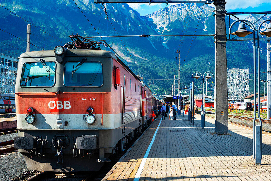 Passagiere des Luxuszuges Belmond Venice Simplon Orient Express hielten am Innsbrucker Hauptbahnhof, dem Hauptbahnhof in Innsbruck, Österreich
