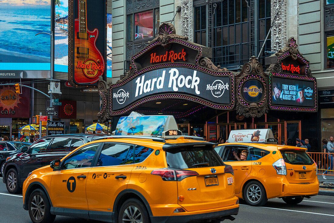 Gelbe Taxis am Times Square, New York City, USA. Gelbe Taxis, aufgereiht am Stoppschild im frühen Abendlicht, Times Square, New York