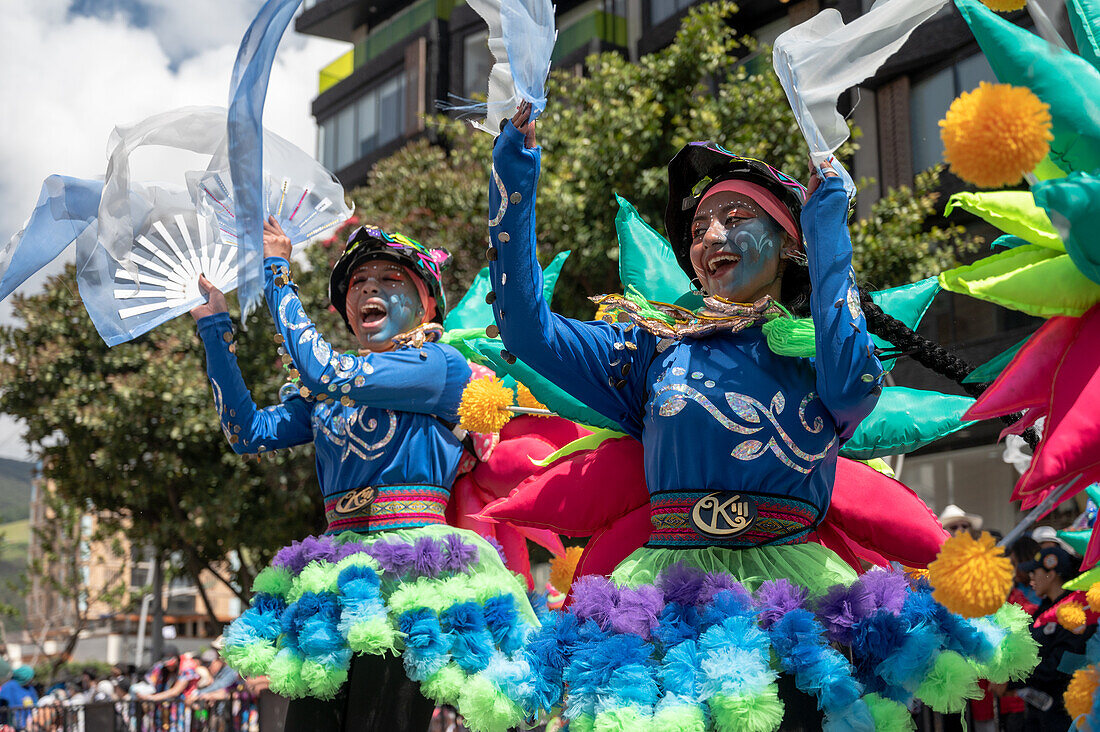 Different choreographic groups walk the path on the second day of the Blacks and Whites' Carnival. Pasto, Nariño, January 3, 2024.