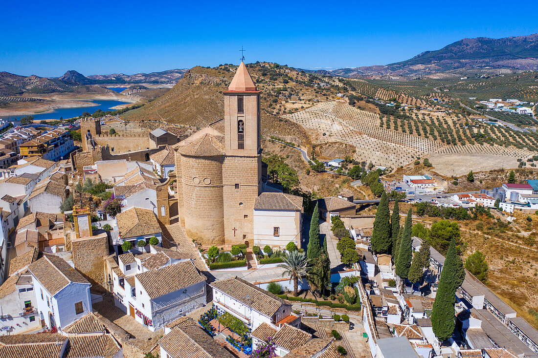 Luftaufnahme des Stausees und des Friedhofs des Dorfes Iznajar in der Provinz Cordoba, Andalusien, Südspanien