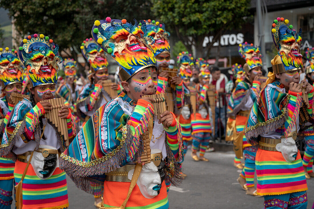 Different choreographic groups walk the path on the second day of the Blacks and Whites' Carnival. Pasto, Nariño, January 3, 2024.