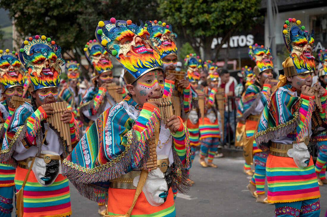 Verschiedene Choreografiegruppen gehen am zweiten Tag des Karnevals der Schwarzen und Weißen den Weg entlang. Pasto, Nariño, 3. Januar 2024