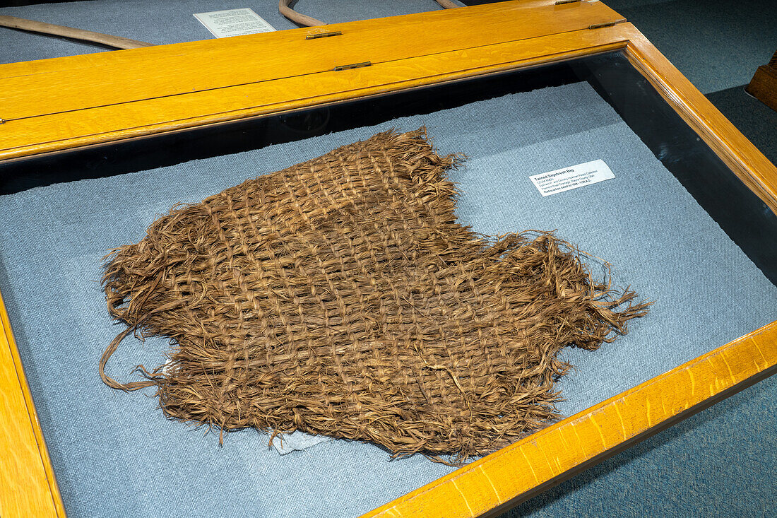 Ein 1000 Jahre alter Beutel aus geflochtenem Salbeibusch der Fremont-Kultur der amerikanischen Ureinwohner im USU Eastern Prehistoric Museum in Price, Utah