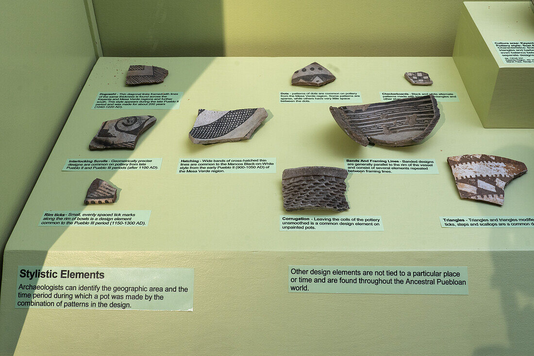 Verschiedene Muster auf prähispanischen Töpferwaren der amerikanischen Ureinwohner im USU Eastern Prehistoric Museum in Price, Utah