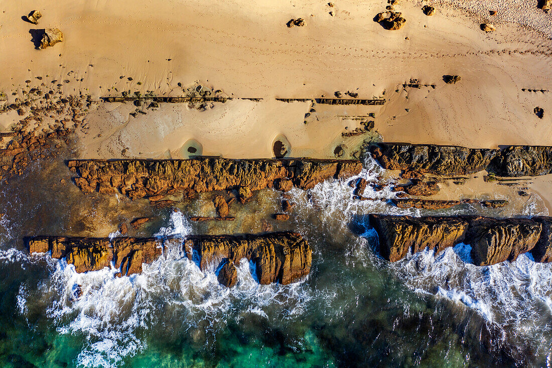 Luftaufnahme der Naturschwimmbecken von Bolonia, Bolonia, Costa de la Luz, Provinz Cádiz, Andalusien, Südspanien. Strand von Bolonia. Playa de Bolonia