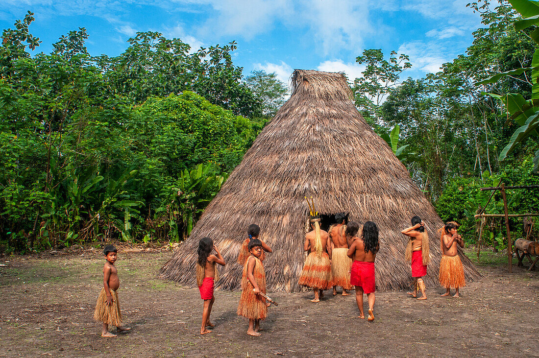 Ein Yagua maloca, ein traditionelles Haus mit Strohdach, in der Umgebung von Iquitos, Amazonasgebiet in Peru