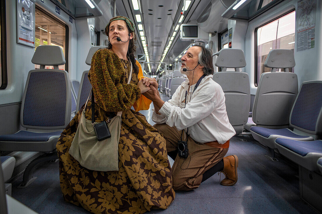 Schauspieler bei der Aufführung von Don Quijote de la Mancha und Dulcinea del Toboso im Cervantes-Zug zwischen dem Bahnhof Atocha und Alcala de Henares, Madrid, Spanien