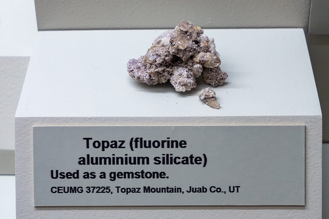 Topas, Fluor-Aluminium-Silikat, in der Mineraliensammlung des USU Eastern Prehistoric Museum, Price, Utah