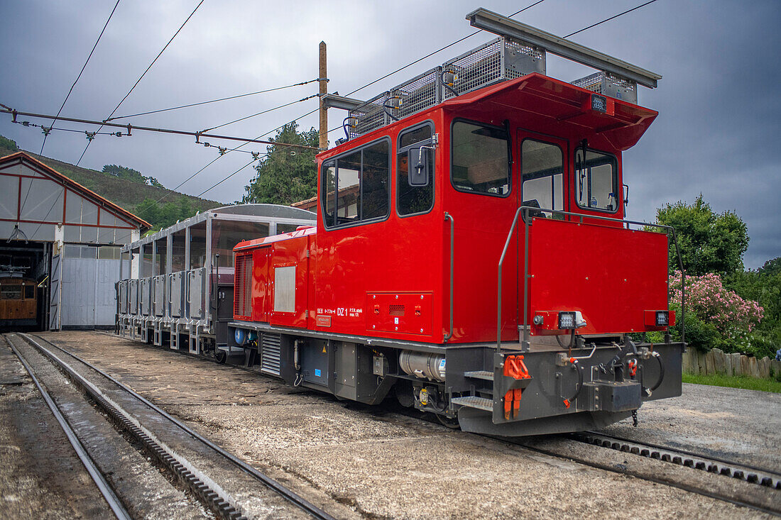 Train de la Rhune, neuer Diesellokomotivzug, Sare, Frankreich. Die neuen System Strub Zahnstangen wurden von der Schweizer Firma Tensol Rail geliefert. Dabei wurde auch eine zweiachsige Diesel-Zahnradlokomotive von Stadler Rail für die Bauarbeiten und später für Notfälle, ein Rettungswagen in Aluminiumbauweise für eventuelle Evakuierungen, ein Wagen für die Inspektion und Reparatur der Oberleitung sowie weitere Hilfsmittel angeschafft, obwohl es in den letzten 99 Jahren nur einen Notfall gab, bei dem solche Hilfsmittel hilfreich gewesen wären