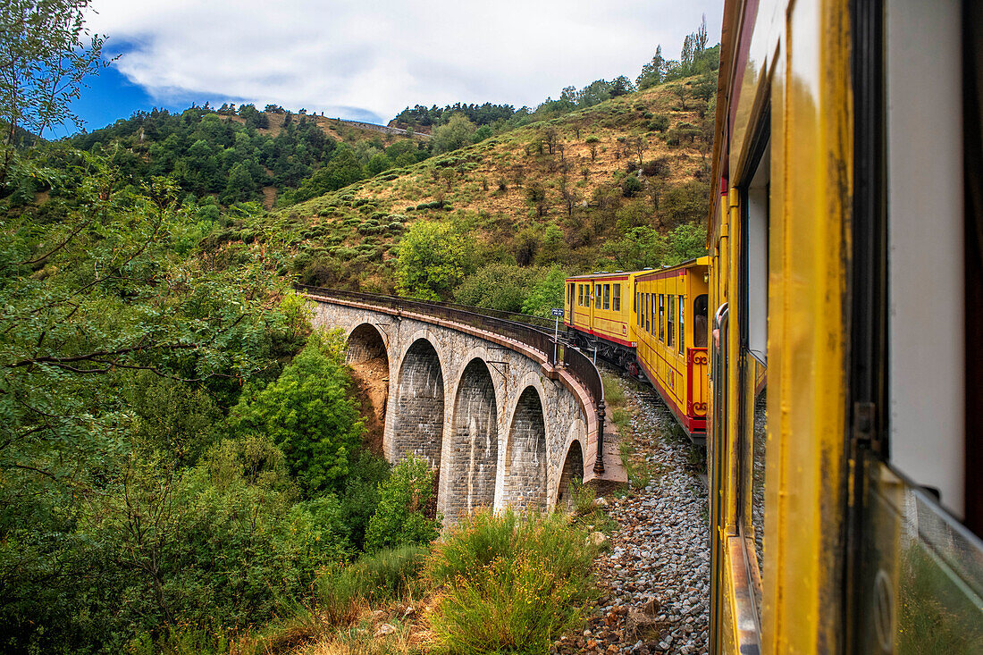 Im Inneren des Gelben Zugs oder Train Jaune, Pyrénées-Orientales, Languedoc-Roussillon, Frankreich