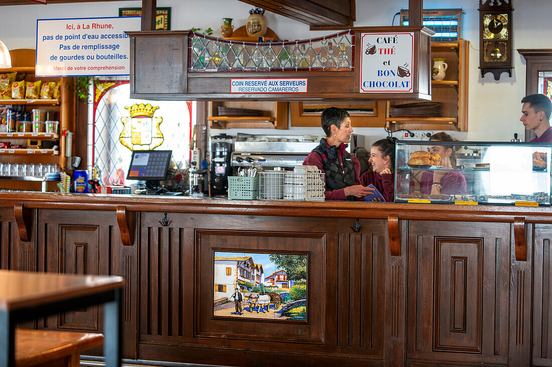 Restaurant und Geschäft auf dem Gipfel des Berges La Rhune, auf der spanischen Seite der französischen Grenze, Pyrenees Atlantiques, Pays Basque, Frankreich