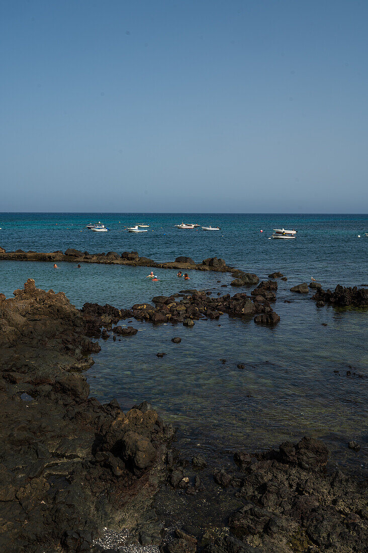 Beliebte natürliche Pools in Punta Mujeres, einem Dorf in der Gemeinde Haria, Lanzarote, Spanien