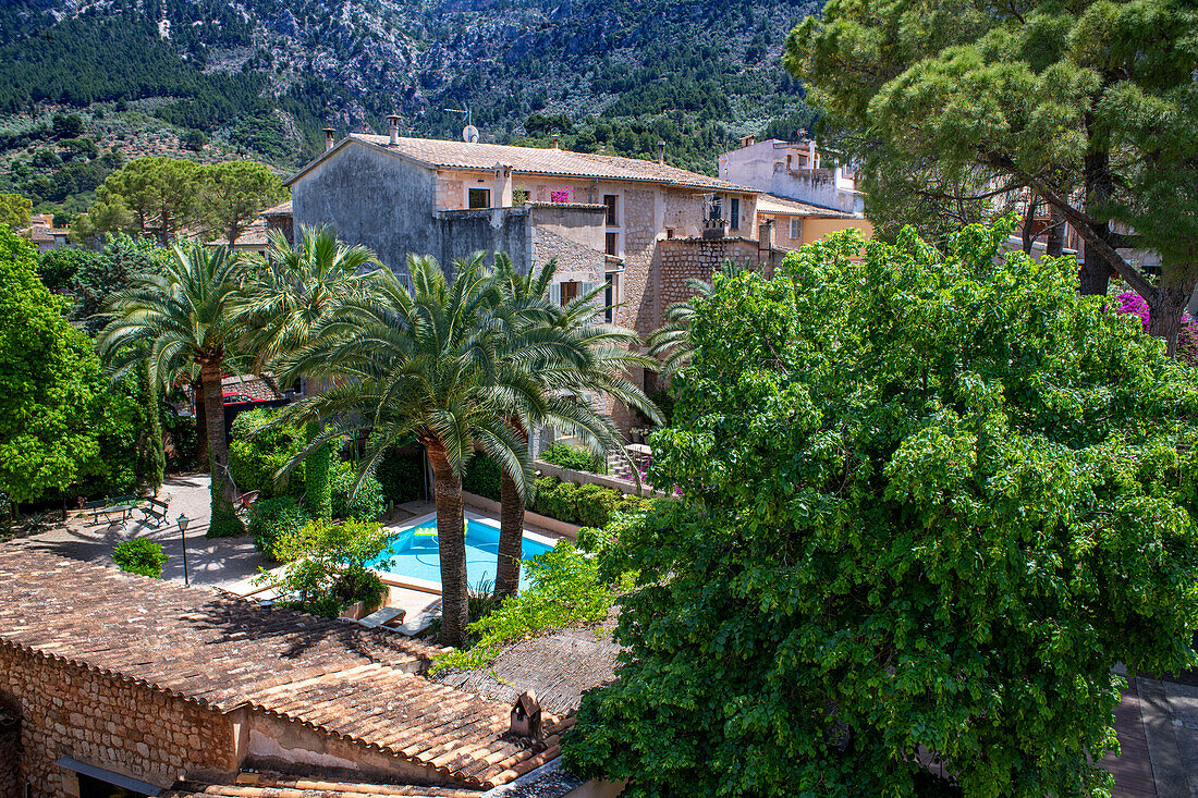 Der Innenhof des Museums für moderne Kunst Can Prunera ist ein Kunstmuseum in Sóller, Mallorca, Spanien. Es zeigt eine Vielzahl von Künstlern, sowohl einige der großen Meister als auch einige lokale Künstler.