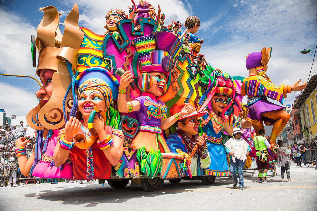 Der Negros y Blancos-Karneval in Pasto, Kolumbien, ist ein lebhaftes kulturelles Spektakel, das sich mit einem Ausbruch von Farben, Energie und traditioneller Inbrunst entfaltet