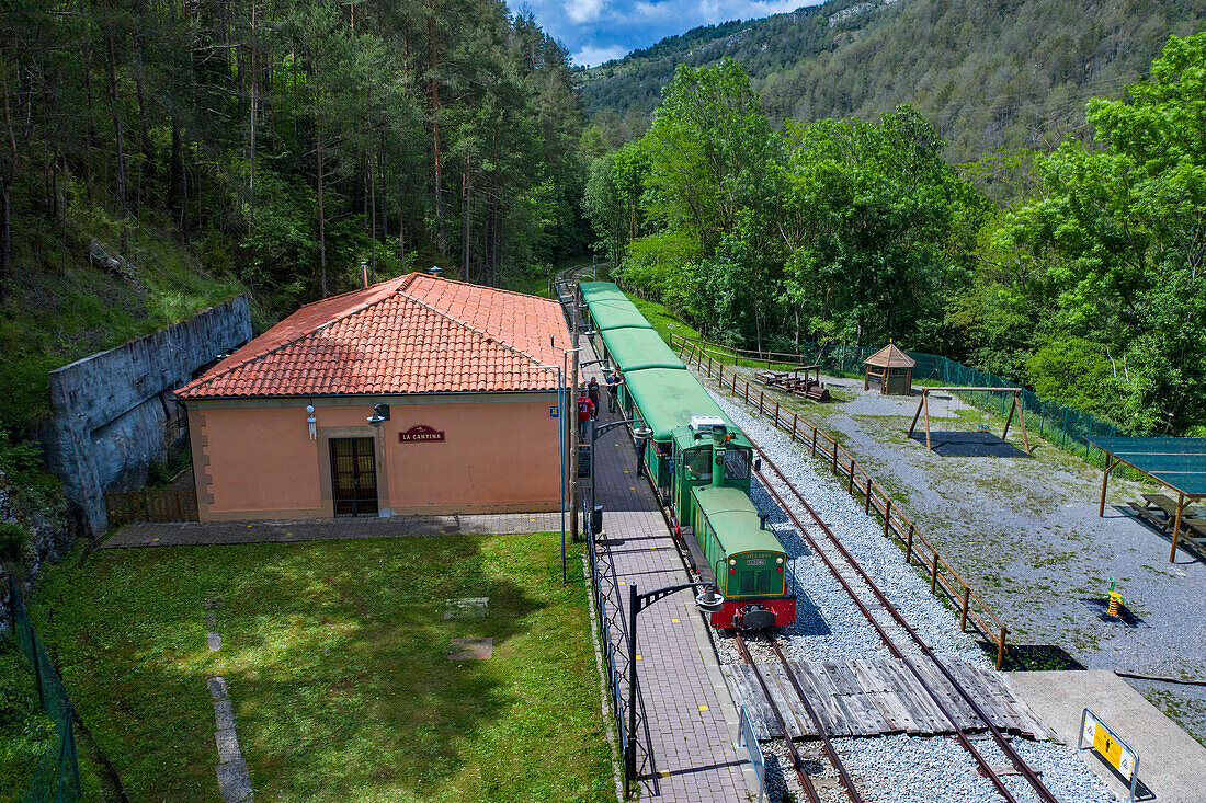 Blick aus der Vogelperspektive auf den Tren del Ciment am Bahnhof Clot del Moro, Castellar de n'hug, Berguedà, Katalonien, Spanien