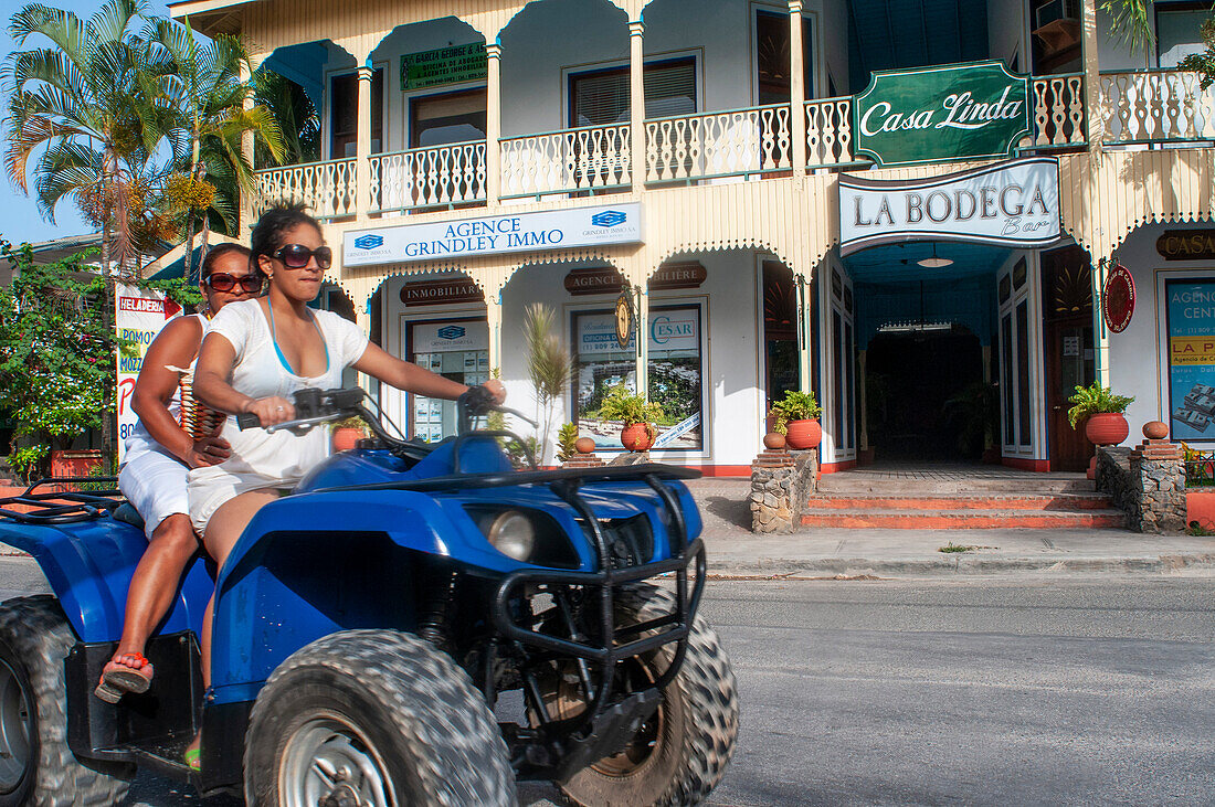 Grillen in ATV Allradfahrzeug Quad in Las Terrenas Stadtzentrum Samana, Dominikanische Republik, Karibik, Amerika