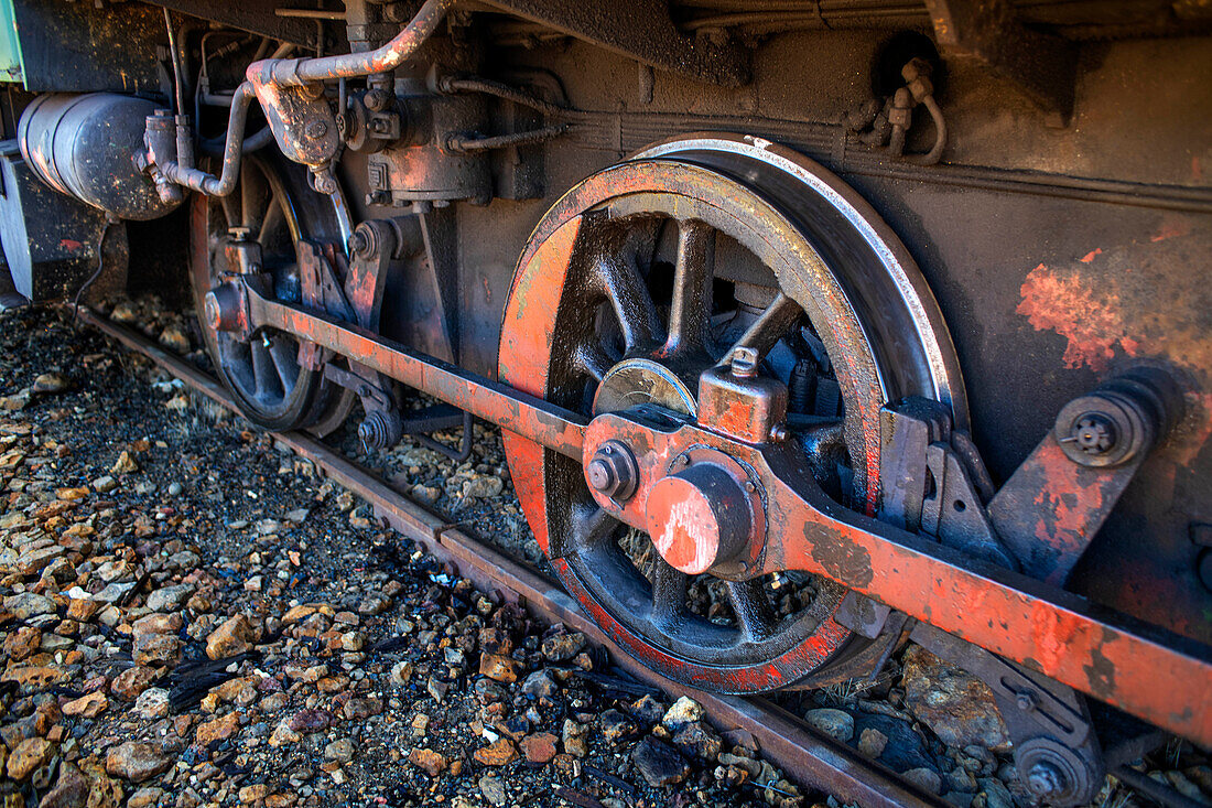 Räder der Lokomotive 933 FRT ex-300, die für eine Touristenfahrt durch das Bergbaugebiet RioTinto eingesetzt wird, Provinz Huelva, Spanien