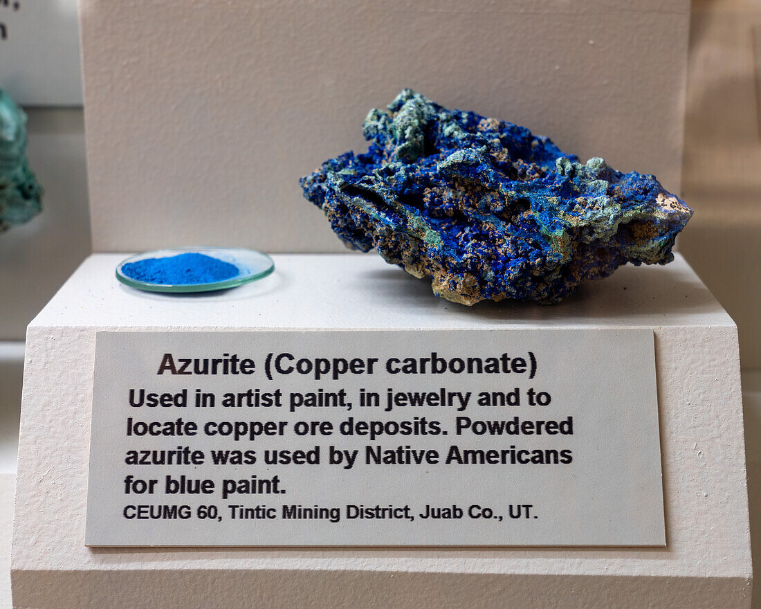 Azurit, Kupferkarbonat, in der Mineraliensammlung im USU Eastern Prehistoric Museum, Price, Utah