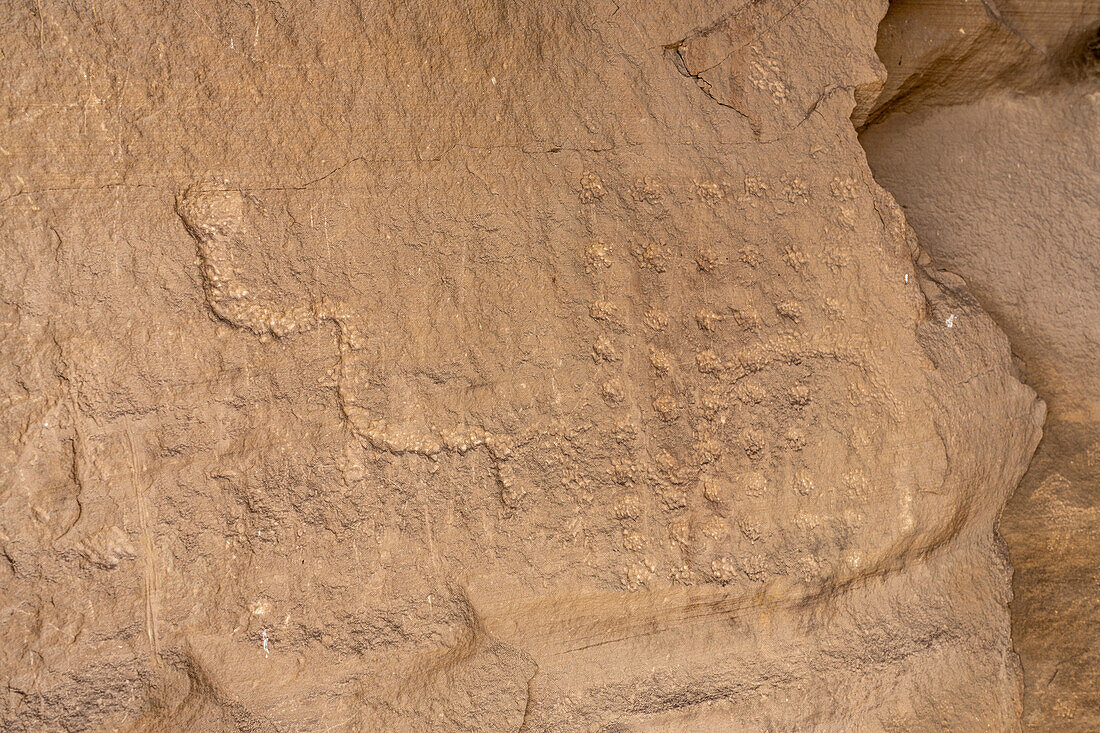 Eine prähispanische Felszeichnung der amerikanischen Ureinwohner mit einem Schlangen- und Punktmuster im Nine Mile Canyon in Utah