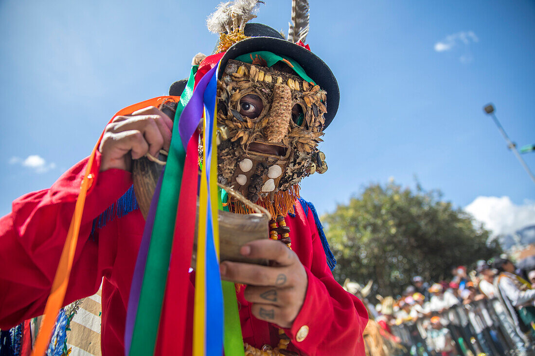 Der Negros y Blancos-Karneval in Pasto, Kolumbien, ist ein lebhaftes kulturelles Spektakel, das sich mit einem Übermaß an Farben, Energie und traditioneller Inbrunst entfaltet