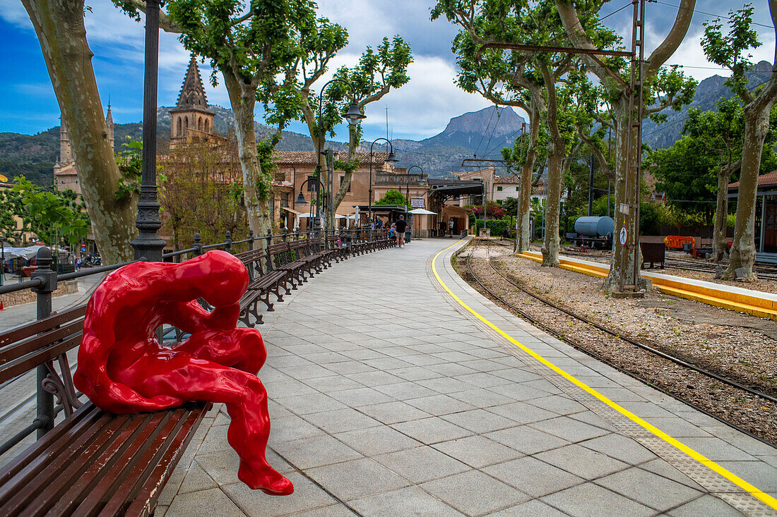 Statue im Bahnhof von Soller. Tren de Soller, historischer Zug, der Palma de Mallorca mit Soller verbindet, Mallorca, Balearen, Spanien, Mittelmeer, Europa