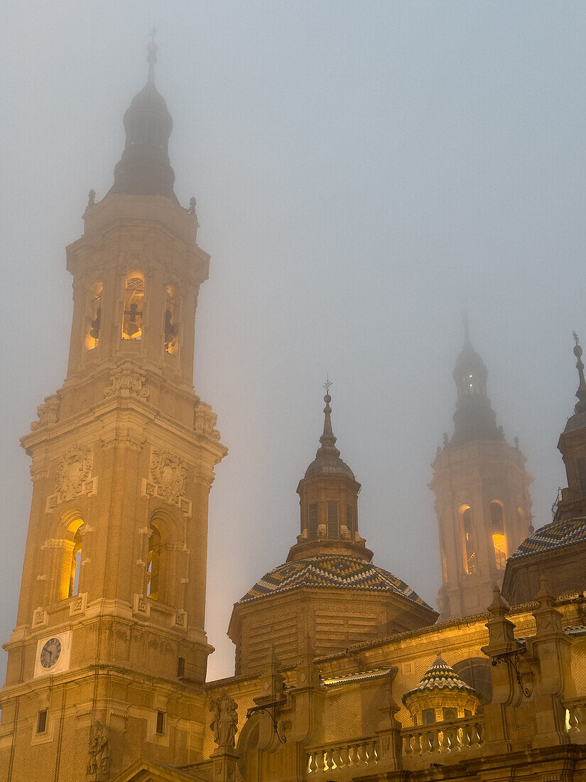Kathedrale-Basilika Unserer Lieben Frau von der Säule, in Nebel gehüllt, während die Temperaturen in Zaragoza, Spanien, sinken