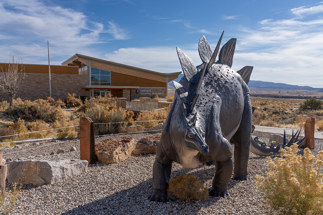 Großes Modell eines Stegosaurus-Dinosauriers vor dem Besucherzentrum im Dinosaur National Monument bei Jensen, Utah