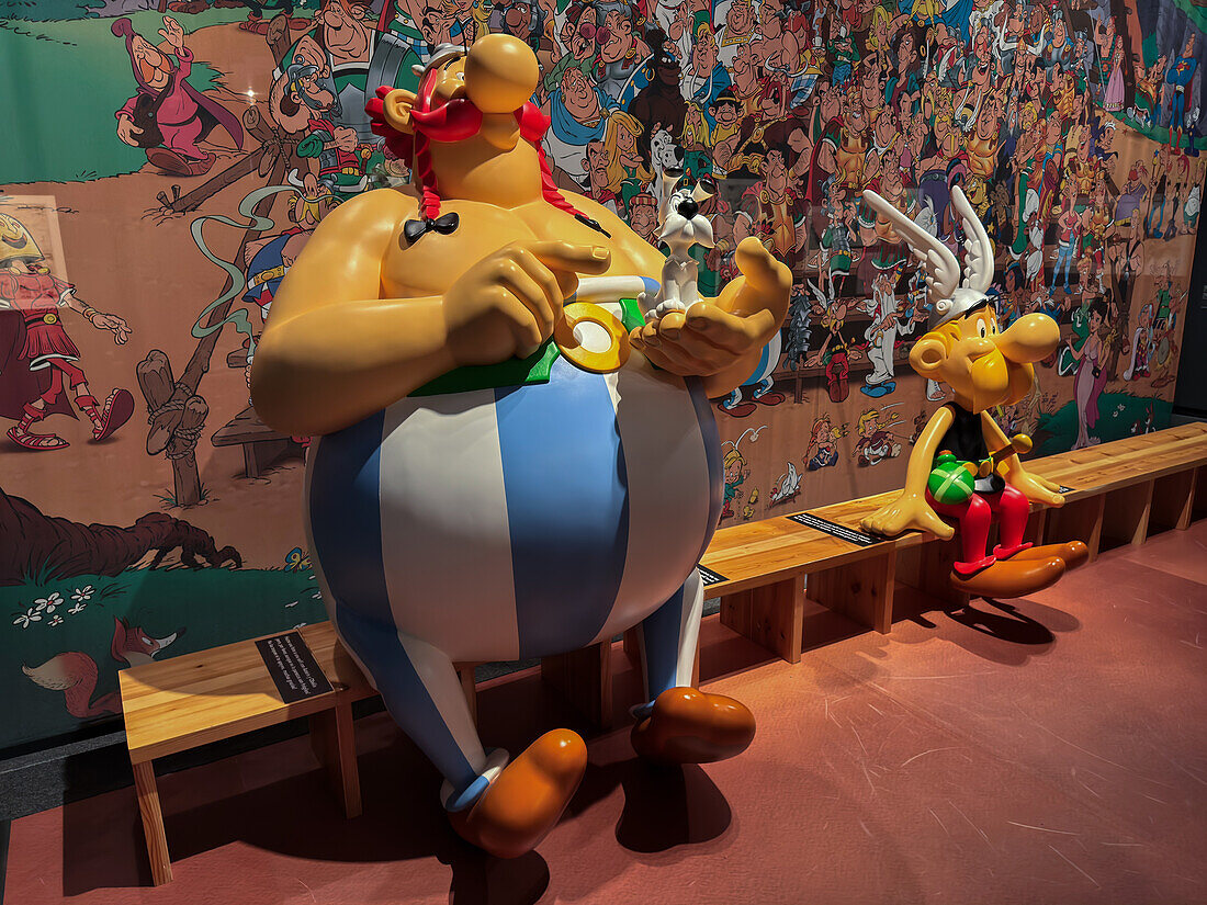 Figures from the Asterix and Obelix comic.