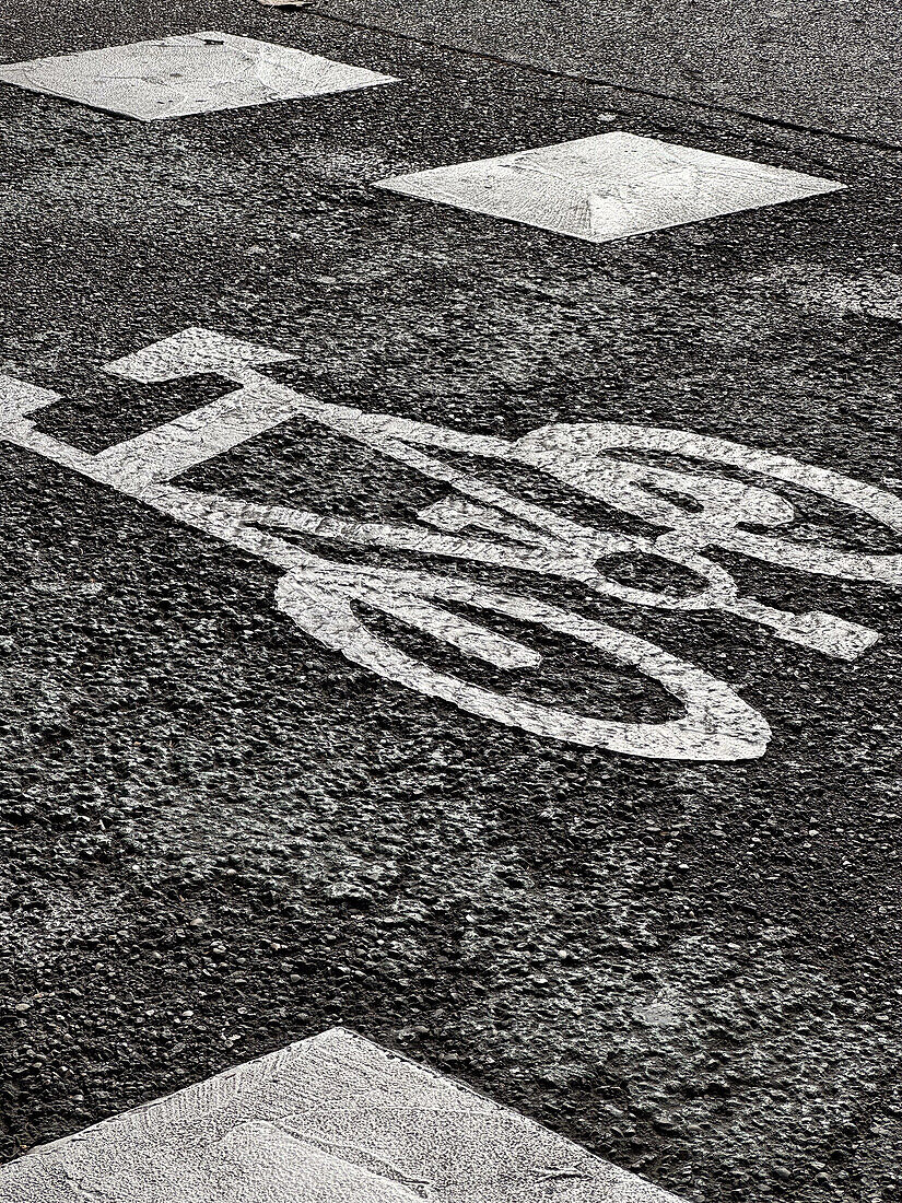 Fahrradspur-Schild an einer Straße