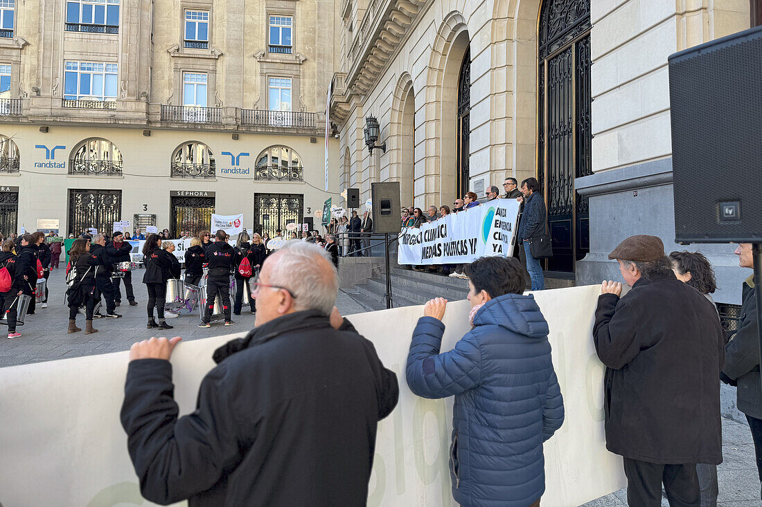 Hunderte von Menschen nehmen am Marsch zur Verteidigung der Umwelt und zur Mobilisierung für den COP28-Klimagipfel teil, Zaragoza, Aragon, Spanien