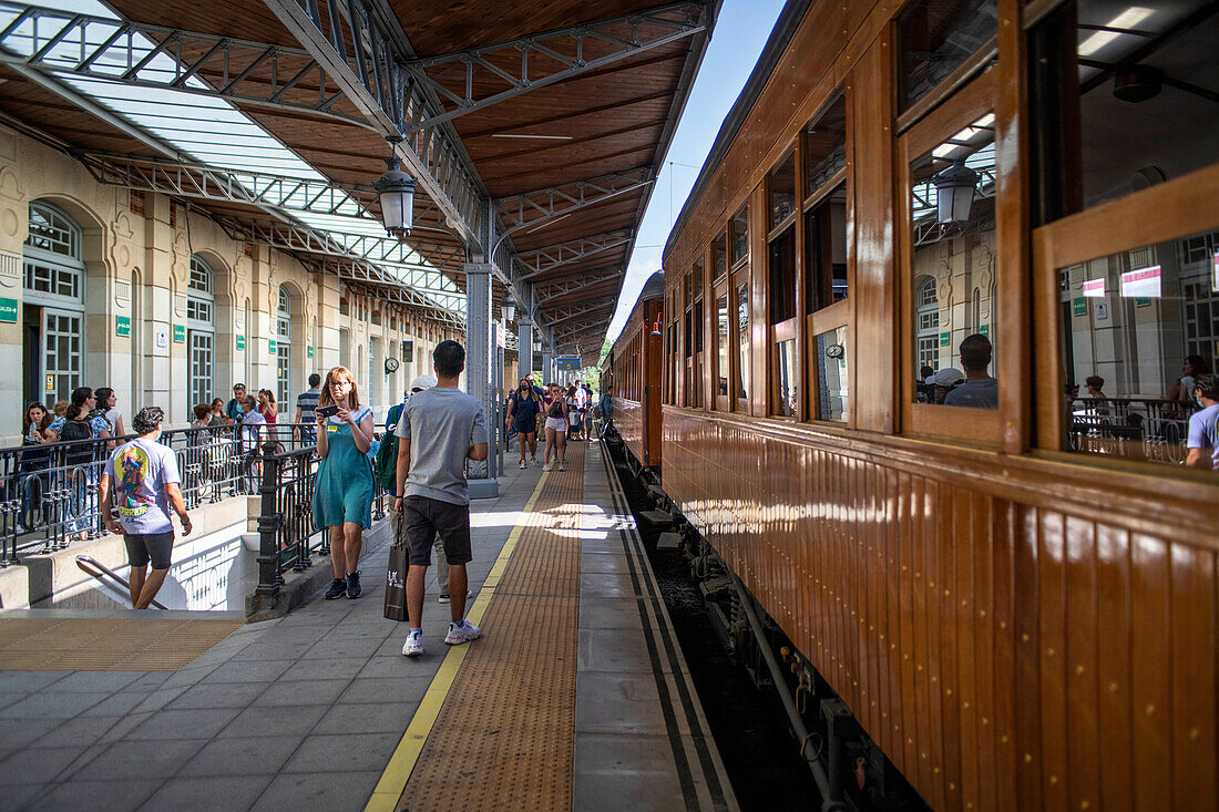 Erdbeerzug auf dem Bahnhof Aranjuez, Madrid, Spanien