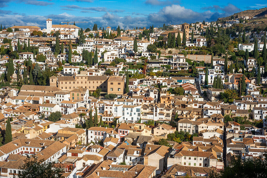 Blick auf die Stadtteile Sacromonte und Albaicin in Granada aus den Fenstern der Festung Alhambra und des Generalife, Spanien