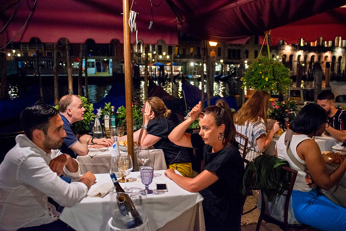 Restaurant Terrazza Sommariva neben der Rialto-Brücke. Gondeln mit Touristen auf dem Canal Grande, neben der Fondamenta del Vin, Venedig, UNESCO, Venetien, Italien, Europa