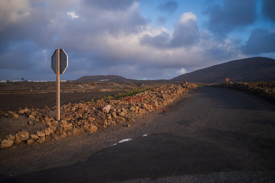 Straße in Lanzarote, Kanarische Inseln, Spanien