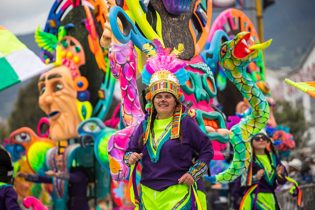 Der Karneval der Negros y Blancos in Pasto, Kolumbien, ist ein lebhaftes kulturelles Spektakel, das sich mit einem Übermaß an Farben, Energie und traditioneller Inbrunst entfaltet