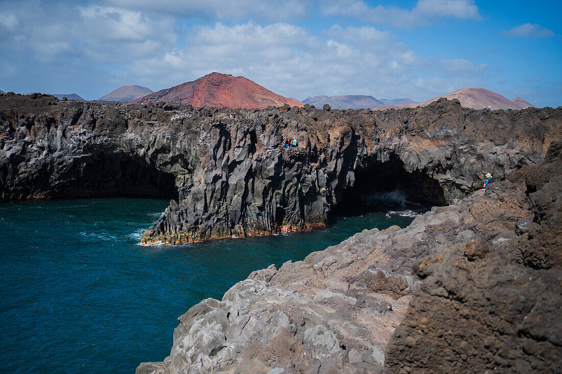 Die Lavaklippen von Los Hervideros auf Lanzarote, Kanarische Inseln, Spanien
