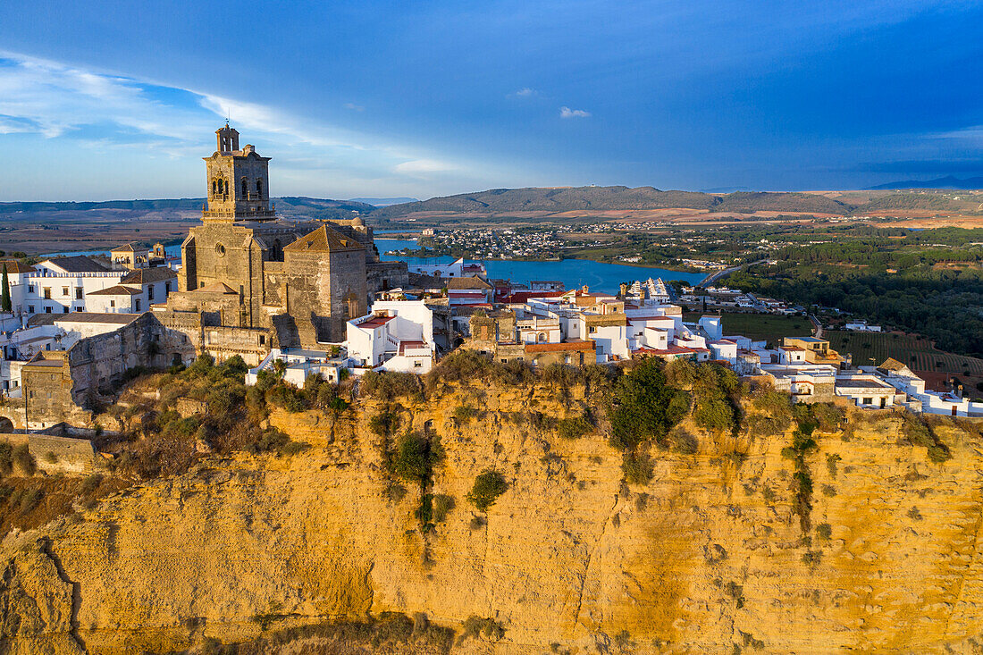 Luftaufnahme von Arcos de la Fontera, Kirche San Pedro und die umliegende Landschaft, Arcos De la Fontera, Provinz Cádiz, Andalusien, Spanien