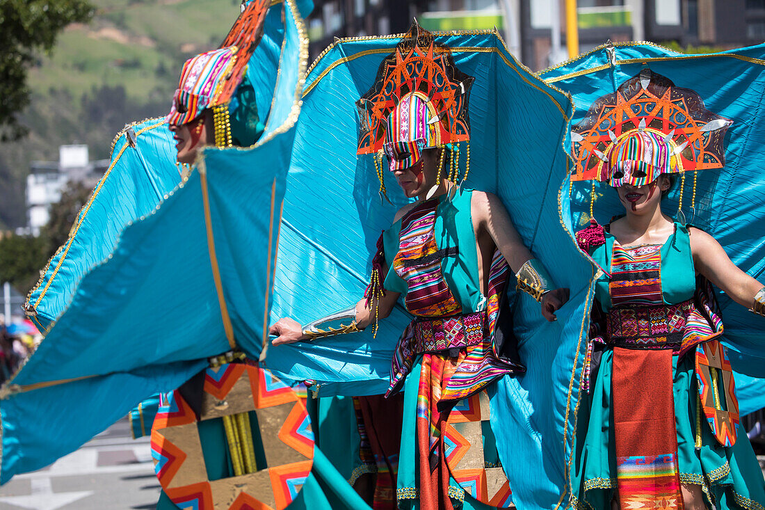Der Karneval der Negros y Blancos in Pasto, Kolumbien, ist ein lebhaftes kulturelles Spektakel, das sich mit einem Übermaß an Farben, Energie und traditioneller Inbrunst entfaltet