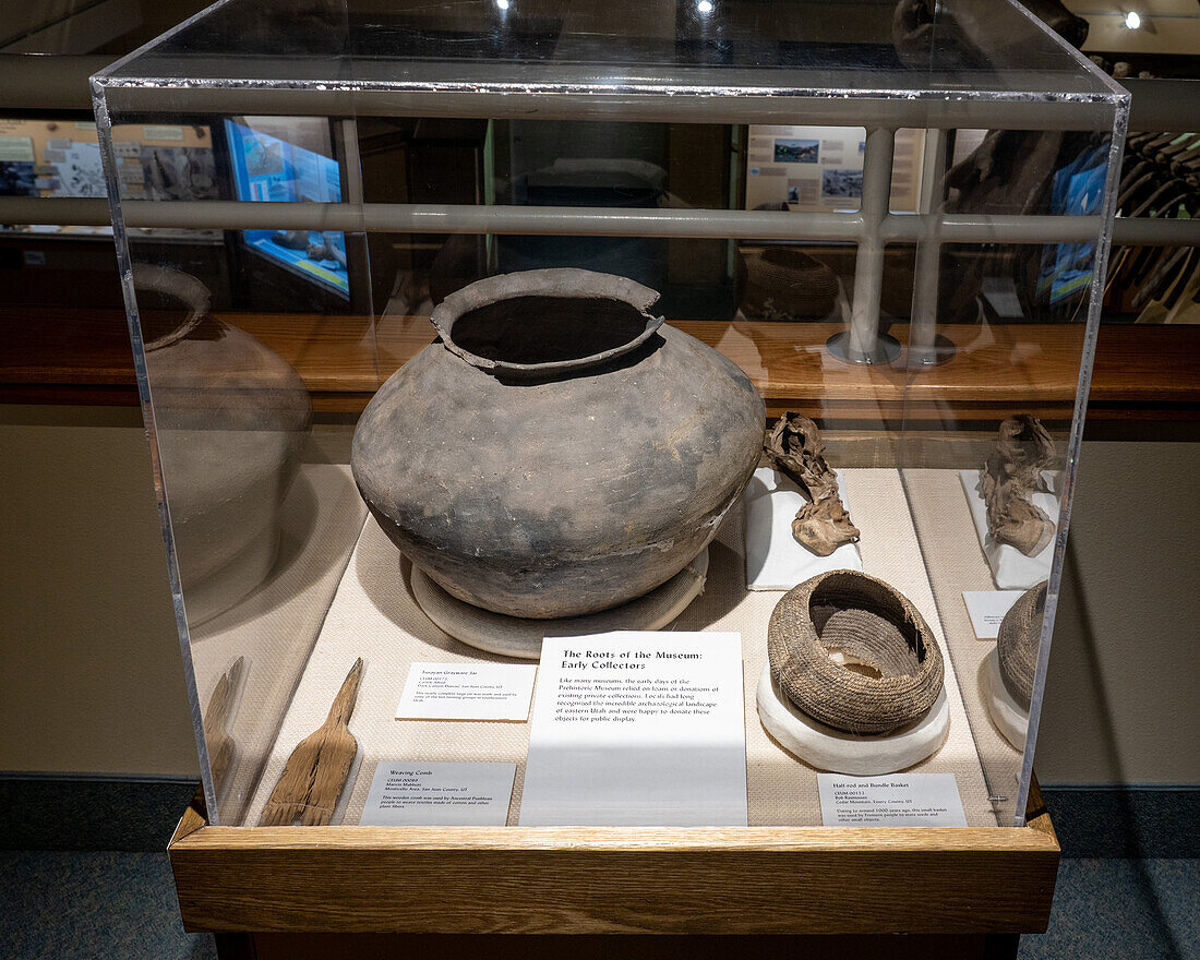 Prähispanische Artefakte der amerikanischen Ureinwohner im USU Eastern Prehistoric Museum in Price, Utah