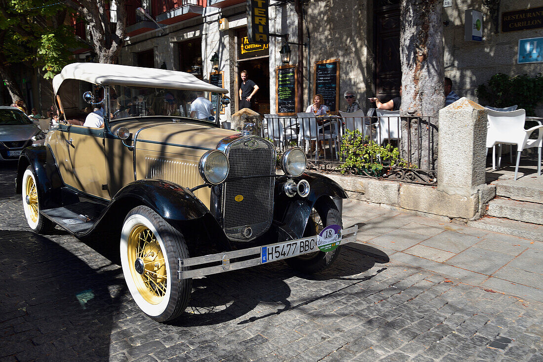 Ein Ford Oldtimer auf der Straße bei einem Autofestival in San Lorenzo de El Escorial, Madrid