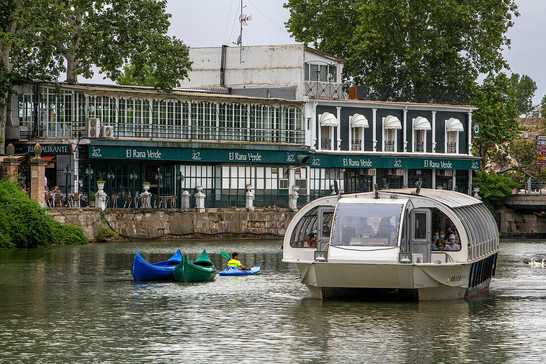 Restaurant El Rana verde und Bootsausflug auf dem Rio Tajo oder Tejo im Garten von La Isla Aranjuez, Spanien