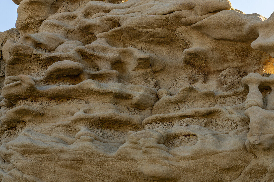 Geschmolzene, wachsähnliche Erosionsmuster in den Sandsteinformationen in der Fantasy Canyon Recreation Area, in der Nähe von Vernal, Utah